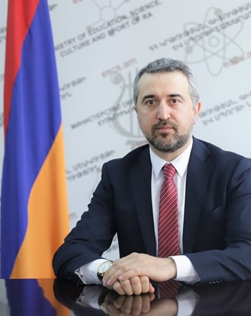 ԱՐԱՅԻԿ ԽԶՄԱԼՅԱՆ